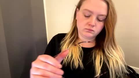 Snapshot of phatassblond chatting on January 21, 5:20 pm PhatAssBlond online show from January 21, 5:20 pm