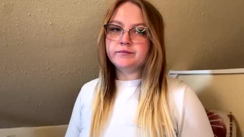 Snapshot of phatassblond chatting on February 1, 6:29 pm PhatAssBlond online show from February 1, 6:29 pm