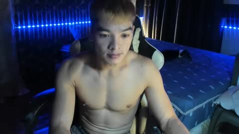 Snapshot of philhotbody chatting on January 18, 11:32 am AJ online show from January 18, 11:32 am