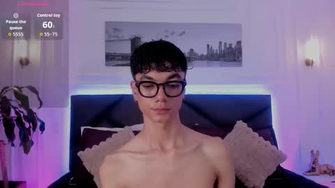 Snapshot of phillicious_ chatting on November 1, 10:23 pm Phillip online show from November 1, 10:23 pm