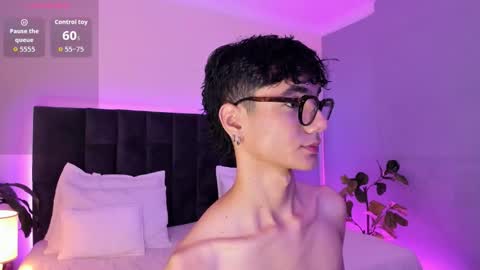 Snapshot of phillicious_ chatting on November 3, 9:16 pm Phillip online show from November 3, 9:16 pm