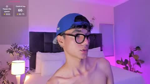 Snapshot of phillicious_ chatting on November 10, 9:36 pm Phillip online show from November 10, 9:36 pm