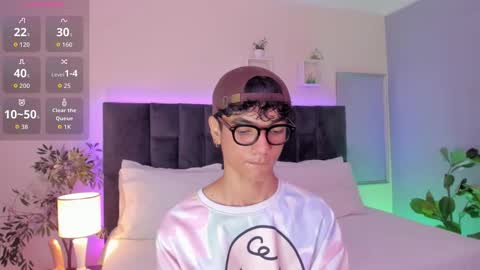 Snapshot of phillicious_ chatting on December 4, 10:18 pm Phillip online show from December 4, 10:18 pm