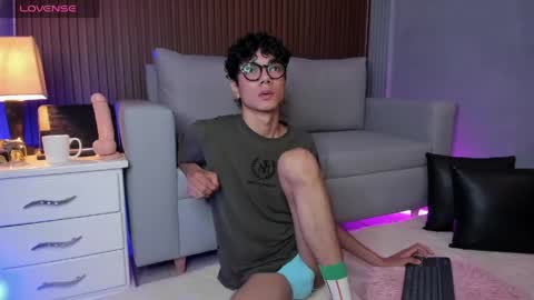 Snapshot of phillicious_ chatting on May 23, 9:30 pm Phillip online show from May 23, 9:30 pm