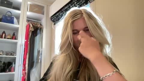 Snapshot of phoebemae01 chatting on July 22, 7:38 pm phoebemae01 online show from July 22, 7:38 pm