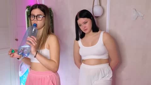 Snapshot of phyllisheart chatting on December 21, 2:04 pm Lora black and Lili blonde welcome you here online show from December 21, 2:04 pm