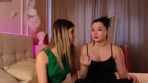 Snapshot of phyllisheart chatting on January 18, 9:24 am Lora black and Lili blonde welcome you here online show from January 18, 9:24 am