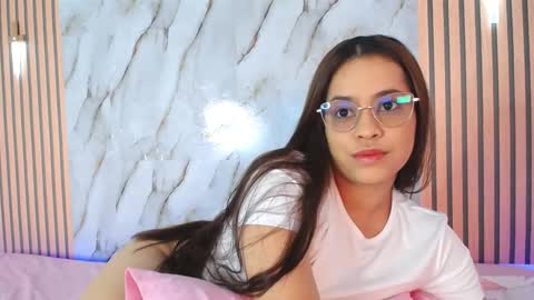 piagelvez_ online show from November 24, 7:35 pm