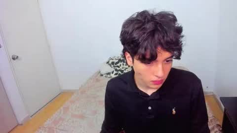 picaszomilos350 online show from March 11, 7:36 am