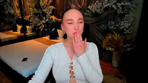 Snapshot of pieceofinspiration chatting on March 4, 9:11 pm Emelie online show from March 4, 9:11 pm