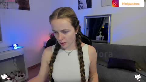 PiinkPandora online show from April 19, 8:33 pm