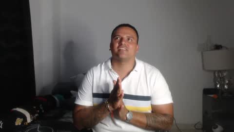 Snapshot of pikoro_gomez chatting on December 17, 1:18 am pikoro_gomez online show from December 17, 1:18 am