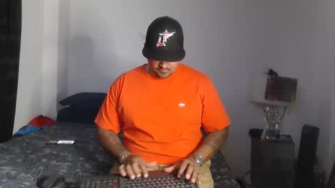 Snapshot of pikoro_gomez chatting on February 20, 3:01 am pikoro_gomez online show from February 20, 3:01 am