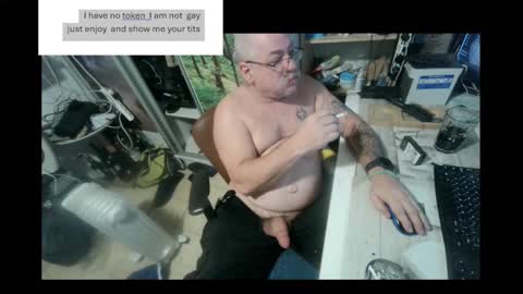 Snapshot of pini_z chatting on December 25, 10:37 pm pini_z online show from December 25, 10:37 pm