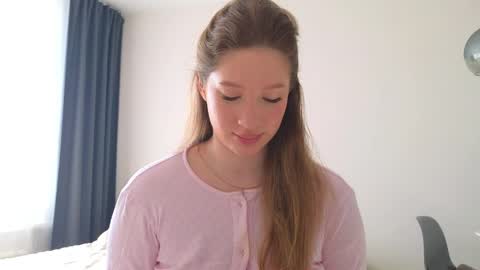 Snapshot of pink_rosee_ chatting on April 2, 3:04 am online show from April 2, 3:04 am