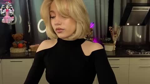 Snapshot of pinkadele chatting on February 27, 9:00 am Adele online show from February 27, 9:00 am