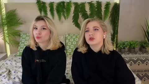 Snapshot of pinkadele chatting on October 1, 9:26 am Adele online show from October 1, 9:26 am