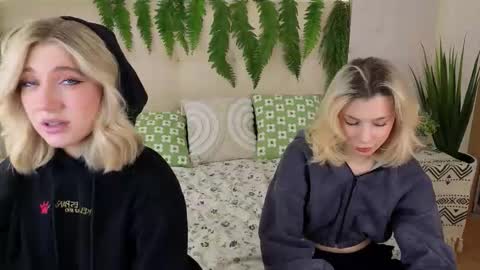 Snapshot of pinkadele chatting on October 2, 8:43 am Adele online show from October 2, 8:43 am