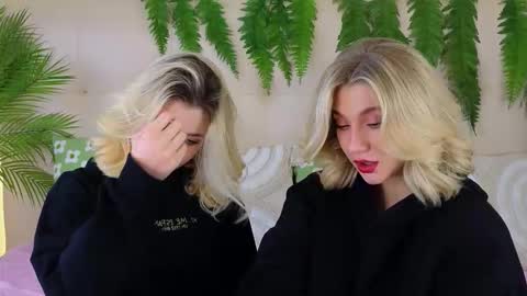 Snapshot of pinkadele chatting on October 17, 9:23 am Adele online show from October 17, 9:23 am