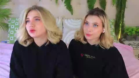 Snapshot of pinkadele chatting on October 20, 9:32 am Adele online show from October 20, 9:32 am