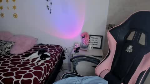 Snapshot of pinkpantherr_ chatting on April 20, 9:05 pm Sarah .. online show from April 20, 9:05 pm