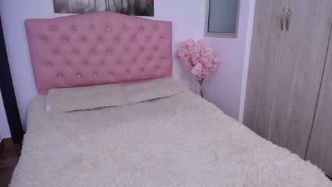 Snapshot of pinky_f00x chatting on September 25, 2:37 am pinky_f00x online show from September 25, 2:37 am