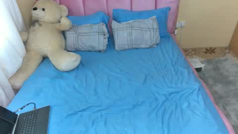 Snapshot of pinkysmiles chatting on November 17, 12:11 pm Pinky online show from November 17, 12:11 pm