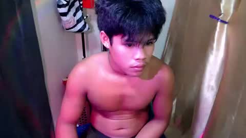 Snapshot of pinoy_shyboy69 chatting on May 22, 3:17 pm pinoy_shyboy69 online show from May 22, 3:17 pm