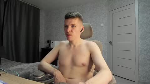 Snapshot of pirremeow chatting on April 20, 7:37 pm Pierre online show from April 20, 7:37 pm