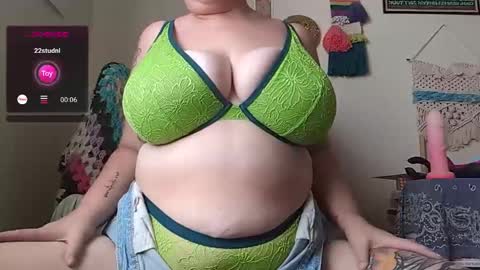 Snapshot of pisces_princess_ chatting on December 28, 9:51 pm Em online show from December 28, 9:51 pm