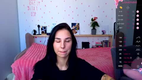 Snapshot of pixie_molly chatting on April 29, 4:05 am Molly online show from April 29, 4:05 am