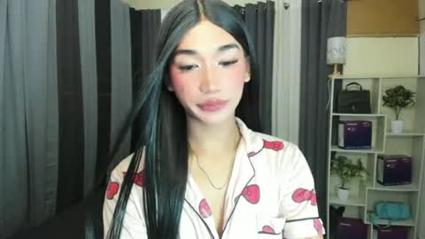pixiedoll_ online show from June 15, 6:32 pm