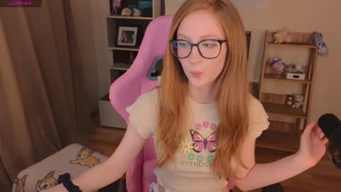 Snapshot of plastic_beach chatting on December 15, 9:53 pm Lene online show from December 15, 9:53 pm