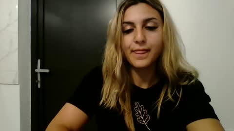 Snapshot of playfulnicole chatting on June 4, 2:39 am PlayfulNicole online show from June 4, 2:39 am