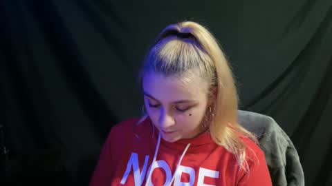 Snapshot of playfulpixxxie chatting on December 11, 4:09 pm Playfulpixiee online show from December 11, 4:09 pm