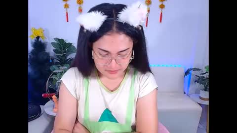 Ploysai online show from May 1, 2:43 pm