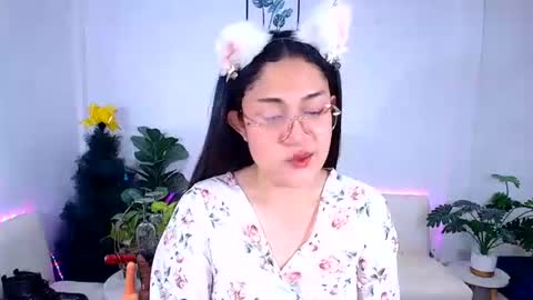Ploysai online show from June 9, 1:34 pm