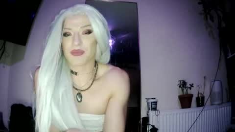 Snapshot of pluto_green chatting on November 2, 4:37 am Pluto pullin online show from November 2, 4:37 am