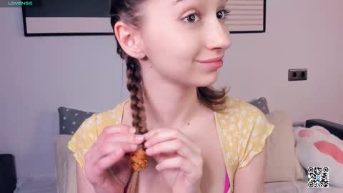 Snapshot of polly_bee chatting on September 16, 8:04 am Polly online show from September 16, 8:04 am