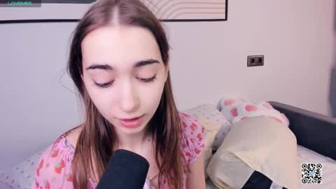 Snapshot of polly_bee chatting on September 18, 7:32 am Polly online show from September 18, 7:32 am
