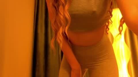 Snapshot of poppybloopy chatting on September 27, 6:35 pm April online show from September 27, 6:35 pm