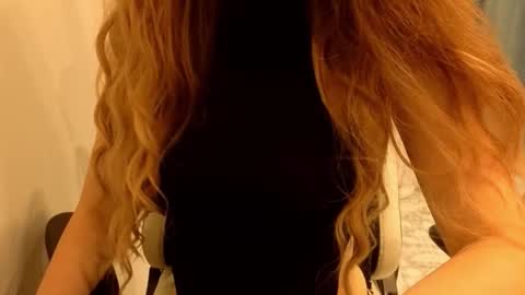 Snapshot of poppybloopy chatting on October 5, 6:17 pm April online show from October 5, 6:17 pm