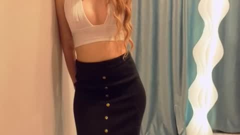 Snapshot of poppybloopy chatting on November 28, 6:32 pm April online show from November 28, 6:32 pm