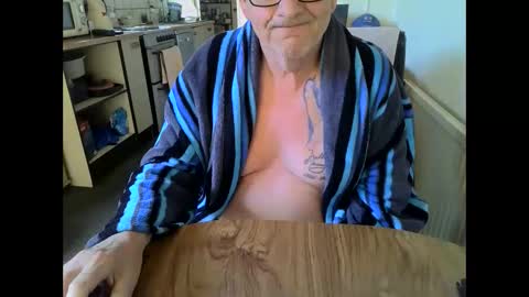 Snapshot of poshman65 chatting on June 5, 8:31 am poshman65 online show from June 5, 8:31 am