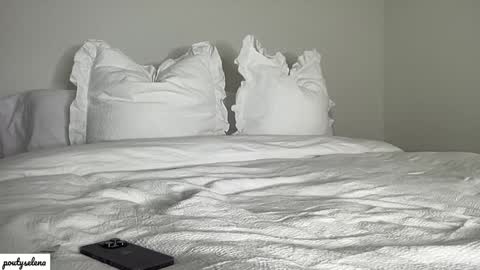 Snapshot of poutyselena chatting on January 27, 12:33 am Selena online show from January 27, 12:33 am