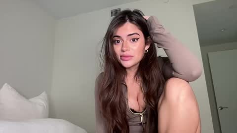 Snapshot of poutyselena chatting on April 9, 10:15 pm Selena online show from April 9, 10:15 pm