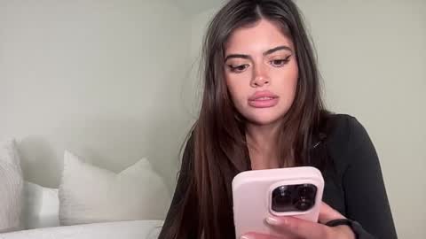 Snapshot of poutyselena chatting on May 4, 10:28 pm Selena online show from May 4, 10:28 pm