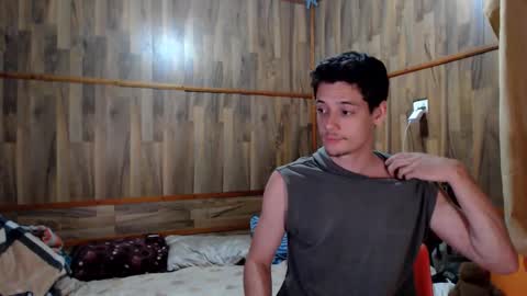 Snapshot of powertwinky chatting on December 19, 12:17 am chris independent online show from December 19, 12:17 am