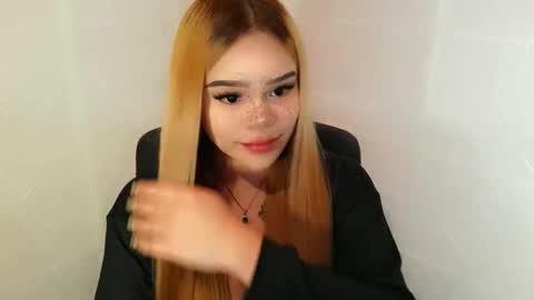 Snapshot of preciousangel69xxx chatting on December 4, 2:04 pm MAXXINE online show from December 4, 2:04 pm