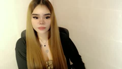 MAXXINE online show from April 11, 7:35 am